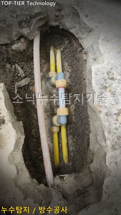 대구 달서구 호산동 누수, 굴착부 노란 배관 사이에 베이지색 엘보 부속과 하늘색 배관을 이어 붙인 수리 부위