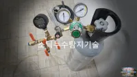 대구 수도 계량기로 누수를 확인하는 현장, 남구 대명동 동아대덕아파트 — 계량기도 안