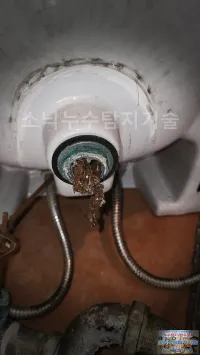 대구 배관 이음부 누수를 수리하는 현장, 평리동 상가 화장실, 세면대 아래가 젖던