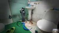 대구 배관 이음부 누수를 수리하는 현장, 수성구 신세계타운 거실 강마루 아래